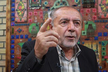 چه کسانی، به دنبال نابود کردن و انحلال ارتش بودند؟ /شریف‌النسب: ارتش بود که انقلاب را نگه داشت