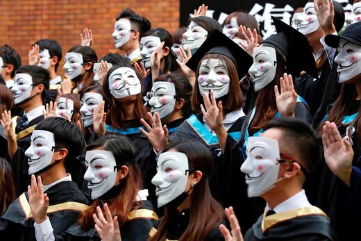 دانشجویان دانشگاه پلی‌تکنیک هنگ‌کنگ با پوشیدن صورتک گای‌فاکس در مراسم فارغ‌التحصیلی به هنگام گرفتن عکس یادگاری، حمایت خود را از اعتراضات ضد دولتی نشان می‌دهند