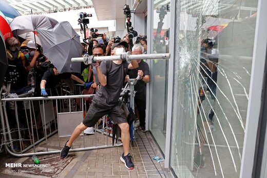 ساختمان خبرگزاری شینهوا هدف حمله معترضان در هنگ‌کنگ قرار گرفت