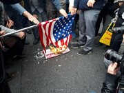 روح‌الله زم در راهپیمایی مقابل لانه جاسوسی آمریکا /ردپای سردار سلیمانی در خیابان‌های تهران /پیام ۵ قالب بزرگ یخ به دو رنگ آبی و قرمز +عکس