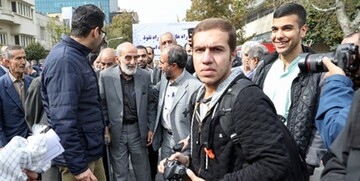 حسین شریعتمداری با پای شکسته در راهپیمایی 13 آبان: آمریکا مذاکره نمی‌خواهد/لیست اقدامات ضدایرانی آمریکا بعد از سرنگونی دولت مصدق