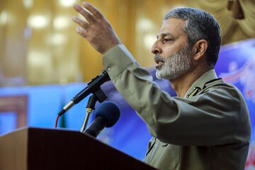 قائد الجيش الايراني: قادرون على دحر الاعداء في ظل الوحدة والتضامن