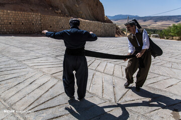 زندگی درتاروپودتنبور