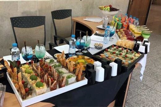 فیلم | پذیرایی لاکچری جلسه دفاع پایان نامه با «اسپیرنگ رول گوشت» و «رول کلاسیک کوکو»!