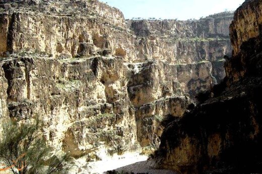 فیلم | لحظه‌ای خارق‌العاده از سقوط آبشار در تنگه هایقر در فیروزآباد فارس