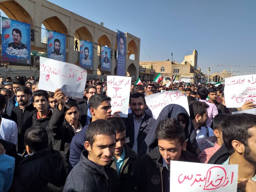 معترضین علیه روحانی در یزد معترضین علیه روحانی در یزد
