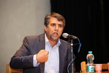 چه کسانی می‌خواهند دولت روحانی را زمین‌گیر کنند؟/مفاسد اعلام شده در مقابل دلارهای خارج شده از کشور، آفتابه دزدی است