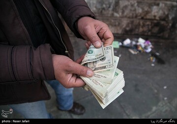 واکنش رئیس کانون صرافان به گران شدن دلار: مردم اصلا خریدار نیستند