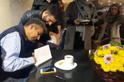 فیلم | دقایقی پیش؛ صف طولانی هواداران عادل فردوسی‌پور برای گرفتن امضا