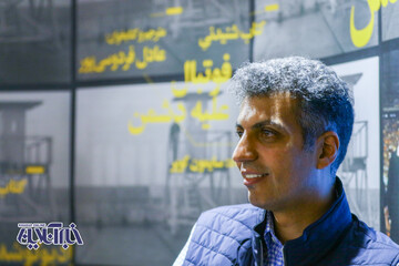ژست های عادل فردوسی پور در یک جشن امضا