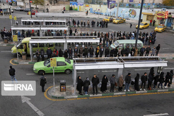عکس | شهردار تهران در شبی که برف و اعتراض به گرانی تهران را قفل کرد، چگونه به خانه برگشت؟