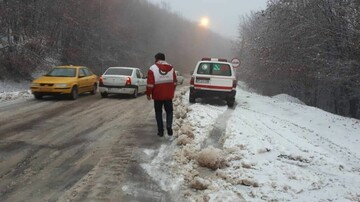 امدادرسانی هلال‌احمر به ۱۵۷ مسافر و ۵۱ خودرو گرفتار کولاک در آذربایجان غربی
