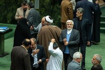 عکس | حالت عارف در صحن، در روزی که فراکسیون امید طرح کاهش قیمت بنزین را پس گرفت