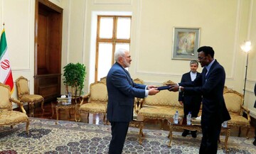 Iran's FM Zarif receives credentials of new Zimbabwe envoy