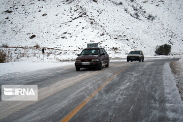بارش برف در بیشتر محورهای کردستان 