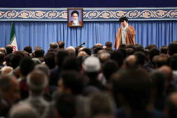 تصویری از دیدار جمعی از تولیدکنندگان، کارآفرینان و فعالان اقتصادی با رهبر انقلاب