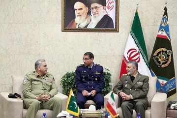 قائدا الجيشين الإيراني والباكستاني يبحثان توسيع التعاون الثنائي 