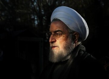 عکسی از نماز خواندن حسن روحانی بر پیکر خواهرش عکسی از نماز خواندن حسن روحانی بر پیکر خواهرش