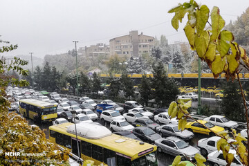 هر شهروند تهرانی در سال ۳۰۰ساعت خود را در ترافیک از دست می‌دهد