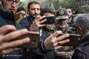 عکس | سلفی فرمانده ارتش با مردم در میدان انقلاب