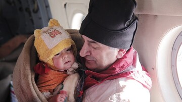 جزئیات نجات مادر و کودک گرفتار در برف/ تصاویر