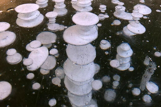 فیلم | تصاویر دیدنی از حباب‌های یخ‌زده دریاچه لیان‌هوا در چین