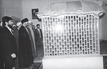 تصویری منتشر نشده از رهبر انقلاب 