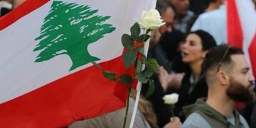 زنان با گل های رز در خیابان های بیروت/عکس