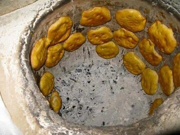 بانوی روستایی که نان به سفره های دیگران برد
