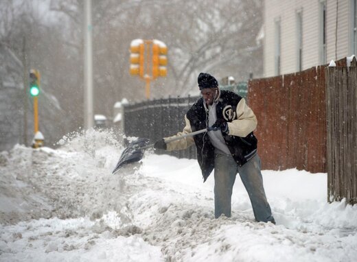 گرفتار شدن مردم آمریکا در برف