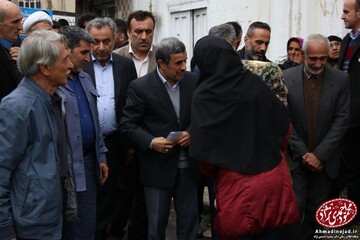 احمدی نژاد در مراسم ختم مادر رحیم مشایی