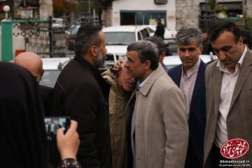 احمدی نژاد در مراسم ختم مادر رحیم مشایی