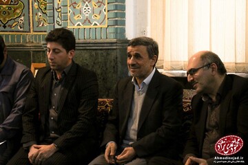 احمدی نژاد در مراسم ختم مادر رحیم مشایی