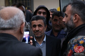 احمدی نژاد در مراسم ختم مادر رحیم مشایی