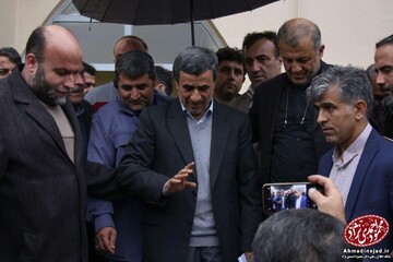 احمدی نژاد در مراسم ختم مادر رحیم مشایی