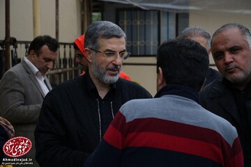 احمدی نژاد در مراسم ختم مادر رحیم مشایی