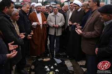 احمدی نژاد در مراسم ختم مادر رحیم مشایی