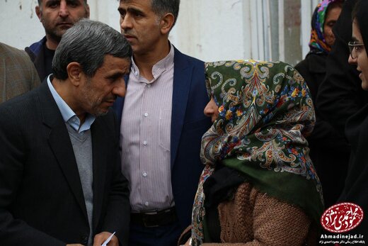 احمدی نژاد در مراسم ختم مادر رحیم مشایی