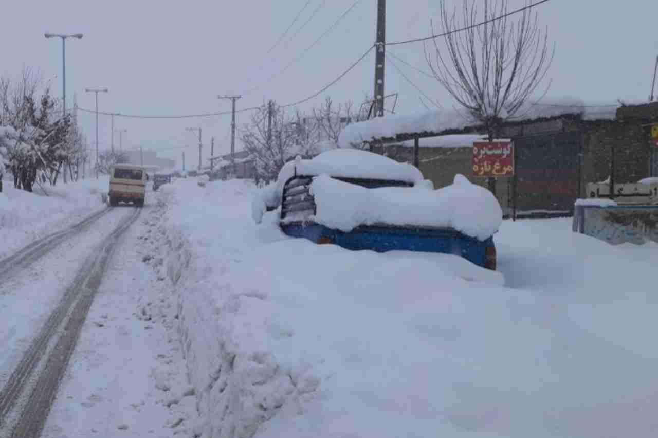 خبرآنلاین نوشت: بارش برف در کوهرنگ (استان چهارمحال و بختیاری) باعث اختلال...