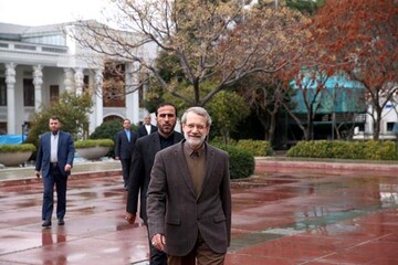 عکس استقبال لاریجانی از روحانی در یک روز بارانی عکس استقبال لاریجانی از روحانی در یک روز بارانی