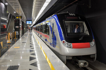 ازدحام در واگن‌های متروی تهران، خاک خوردن قطارهای مترو در کرج