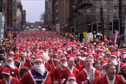 فیلم | مسابقۀ دو با لباس بابانوئل‌ در شهر گلاسکو