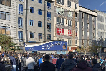 تجمع مسالمت‌آمیز تعدادی از هواداران استقلال جلوی وزارت ورزش