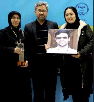 تندیس ملی دانشجوی فداکار به حسین علیمرادی اهدا شد
