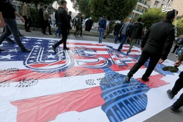 لگدمال کردن پرچم آمریکا در عراق