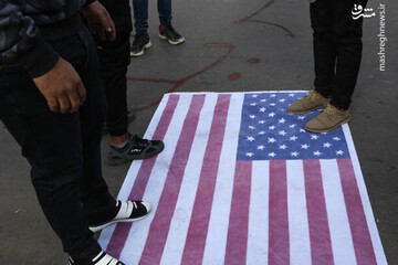 تصاویر | پرچم آمریکا زیرپای معترضین عراقی