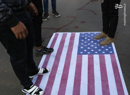لگدمال کردن پرچم آمریکا در عراق