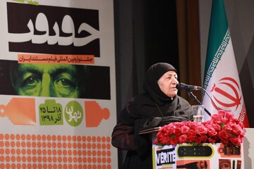حرکت جالب مادر ۵ شهید در اختتامیه جشنواره سینما حقیقت
