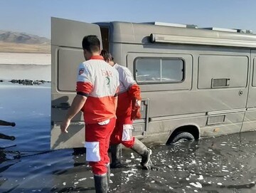 رهاسازی خودروی گردشگر فرانسوی از باتلاق‌های دریاچه ارومیه