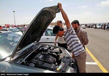 رفتار دوگانه در بازار/کدام خودروها گران شدند؟ 